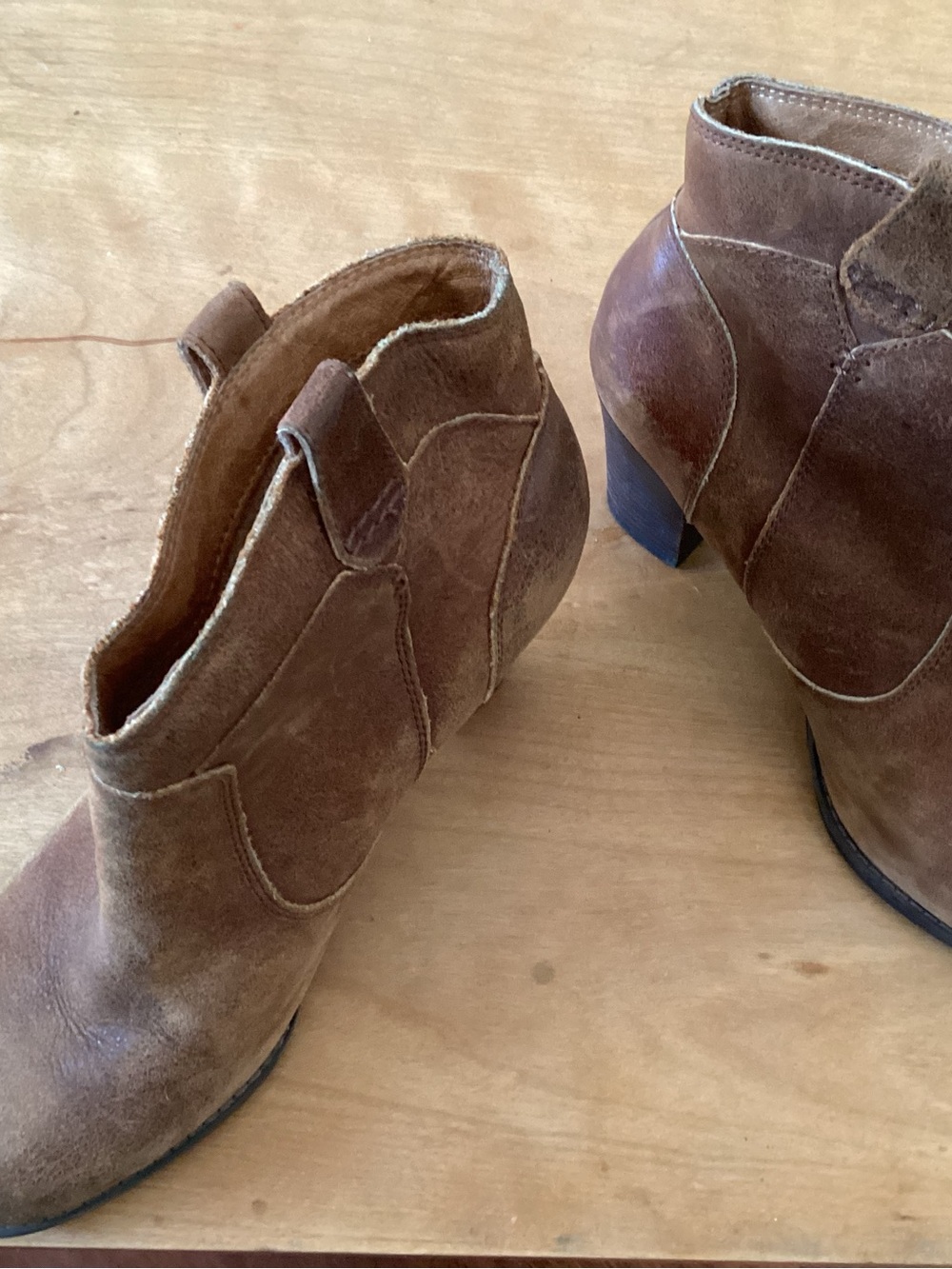 Womens Clark’s  Brown Suede Ankle Booties - Classic Pull-On Chelsea Style